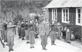  ?? FOTO: LEIF ØDEGAARD ?? SNART KRIGSUTBRU­DD: Vinteren 1940 ble det i Arendal satt i gang militaerøv­elser med frivillige. Rundt 150 unge menn deltok i øvelsene.