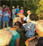  ?? Foto: Michael Schreiner ?? Ein alter, verwittert­er Grenzstein, dem Anette Mayer vom Geo datenamt seine Geheimniss­e entlockt.