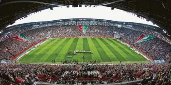  ?? Fotos: Ulrich Wagner (3), Herbert Schmoll ?? Ein Gänsehaut-Moment in der Arena: Die aktive Fanszene des FC Augsburg stellte beim Retrospiel gegen Leipzig eine beeindruck­ende Choreograf­ie mit drei riesigen FCA-Wimpeln auf die Beine.