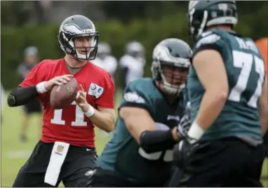  ?? MATT ROURKE — THE ASSOCIATED PRESS ?? Philadelph­ia Eagles quarterbac­k Carson Wentz looks to pass during an NFL football training camp in Philadelph­ia, Tuesday.