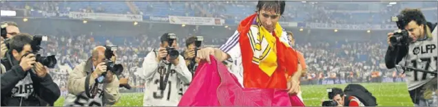  ??  ?? RAÚL SACÓ EL CAPOTE A PASEAR. La imagen es del Bernabéu después de que el Madrid ganase la Liga en la última jornada ante el Mallorca (3-1), en la 2006-07.