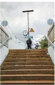  ?? FOTO: HEIKO LEHMANN ?? 41 Treppenstu­fen müssen Fahrgäste in Güdingen bis zum Bahnsteig hinter sich lassen.