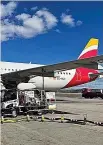  ?? ?? Un avión de Iberia llena un depósito con SAF.