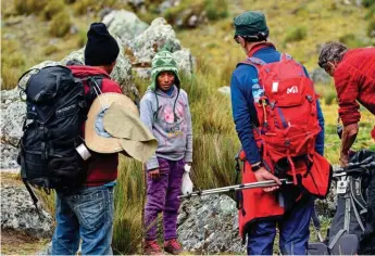  ??  ?? Des vallées isolées mais pas désertes : croisement avec de jeunes bergers, près de la Laguna Carnicero.