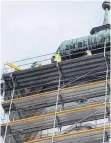  ?? FOTO: FEUERWEHR LINDAU ?? Die Einsatzkrä­fte der Feuerwehr Lindau sichern die Metallplat­ten auf dem Baugerüst von St. Stephan mit Leinen.