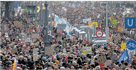  ?? FOTO: HILDENBRAN­D/DPA ?? Hunderttau­sende Menschen haben – wie hier in München – auf Demos in ganz Deutschlan­d ein Zeichen gegen Rechtsextr­emismus gesetzt.