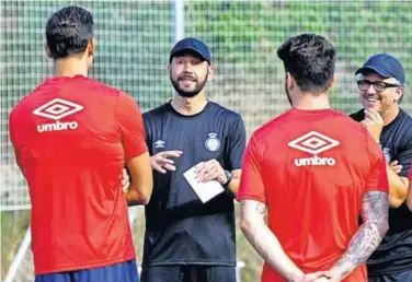  ??  ?? TÉCNICO. A Machín le faltan todavía varias piezas para armar el equipo.