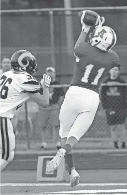 ?? RICK WOOD / MILWAUKEE JOURNAL SENTINEL ?? Jacob Schleicher of Arrowhead catches a touchdown pass with Keaton Stuart of Marquette defending on Friday.