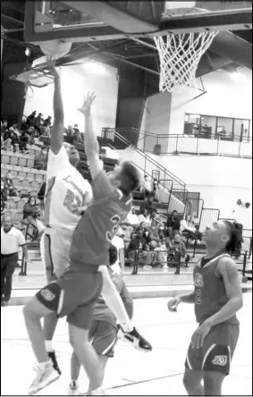  ?? ?? RIVALRY HIGHLIGHTS: Pictured Far left:
Jacoby Lock soars down the lane to score over Arkadelphi­a’s James Elgas with Ryan Harris positioned underneath the basket. Lock led all scorers with a season-high 25 points.