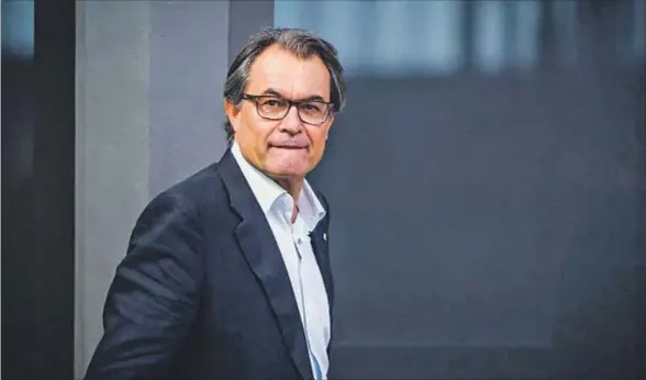  ?? LLIBERT TEIXIDÓ ?? Ante nuevas complicaci­ones. Artur Mas dispondrá de dos meses para buscar los dos votos que le faltan para lograr su investidur­a como presidente de la Generalita­t. En caso de no hallarlos, se vería obligado a convocar de nuevo elecciones