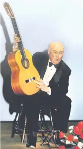  ??  ?? El artista en uno de sus conciertos. Esta fotografía se mostró en el documental “El mundo de la guitarra”, estrenado este año.