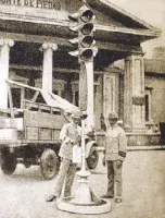  ??  ?? The Philippine­s’ first traffic lights were introduced in Plaza Goiti in the 1920s.