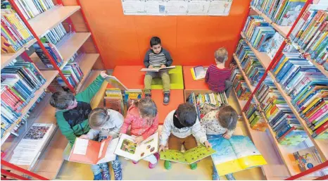  ?? FOTO: DPA ?? Früh übt sich, wer gut lesen können will. Dabei können auch Schulbibli­otheken eine wichtige Grundlage bilden und Interesse an Büchern wecken.