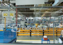  ??  ?? Nuovi spazi in fabbrica L’interno dello stabilimen­to Electrolux a Susegana, riorganizz­ato secondo le nuove disposizio­ni