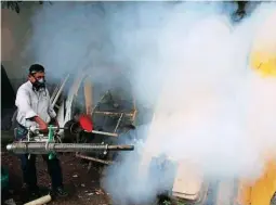  ?? FOTO: EL HERALDO ?? La Secretaría de Salud considera que el dengue se combate desde el hogar y luego ellos hacen la segunda parte con fumigación y BTI.