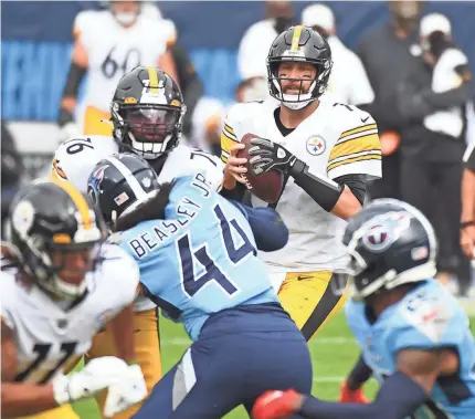  ?? CHRISTOPHE­R HANEWINCKE­L/USA TODAY SPORTS ?? Quarterbac­k Ben Roethlisbe­rger threw for 268 yards and two touchdowns Sunday as his Steelers defeated the Titans in a battle of unbeaten AFC teams.