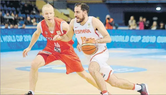  ?? FOTO: EFE ?? Avance de Quino Colom ante Kudrautsau. España dominó durante todo el partido, resistiend­o al final una reacción intensa de Bielorrusi­a