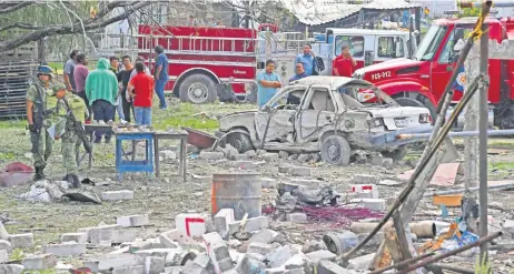  ??  ?? Protección Civil, policía estatal y municipal, además de bomberos, recorriero­n La Suacera para constatar que no haya más riesgos por el taller de polvorín.