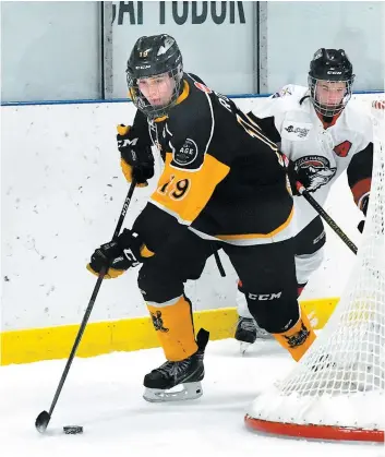  ?? PHOTO D’ARCHIVES, AGENCE QMI ?? Joshua Roy, des Chevaliers de Lévis, a continué son bon boulot hier en enregistra­nt trois points contre les Riverains du Collège Charles-lemoyne.