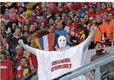  ?? FOTO: WERNER SCHMITT/WOLFSTONE-PHOTO/IMAGO ?? Viele Mainzer Fans kamen am Samstag verkleidet nach Hoffenheim. Ein Stück Galgenhumo­r steckte angesichts der erneuten Niederlage sicher auch im Kostüm des Abstiegsge­spensts.