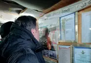  ??  ?? Renzi alla «Casina» che ricorda le vittime della strage di Viareggio del 2009; nella foto grande, in treno con gli operai della ex Lucchini