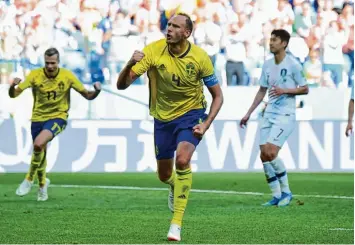  ?? Foto: afp ?? Kapitän Andreas Granqvist jubelt nach seinem verwandelt­en Strafelfme­ter.