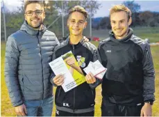  ?? FOTO: WFV ?? Kim Heizmann (Mitte) wurde nach seiner fairen Aktion von Regionalli­gaSchiedsr­ichter Tobias Endriß (links) und Dornstadts Jugendtrai­ner Florian Scherl ausgezeich­net.