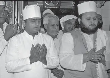  ?? — PTI ?? UP chief minister Akhilesh Yadav prays at Dada Miya ki Mazar in Lucknow on Thursday. He also filed his nomination papers for the Legislativ­e Council elections on Thursday.