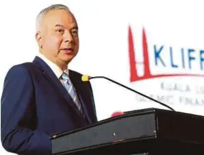  ?? PIC BY MOHAMAD SHAHRIL BADRI SAALI ?? Sultan of Perak Sultan Nazrin Muizzuddin Shah delivering his speech at the 14th Kuala Lumpur Islamic Finance Forum 2017 in Kuala Lumpur yesterday.