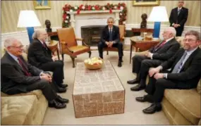  ?? PABLO MARTINEZ MONSIVAIS — THE ASSOCIATED PRESS ?? President Barack Obama with the 2016 American Nobel Prize winners in the Oval Office of the White House in Washington, Wednesday. With Obama are from left, Oliver Hart, Laureate of the 2016 Nobel Prize in Economic Sciences, from Harvard University, F....