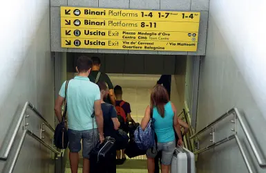  ?? In vacanza ?? Viaggiator­i in partenza per le ferie in un sottopasso della stazione Alte velocità di Bologna