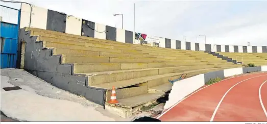  ?? JORGE DEL ÁGUILA ?? Uno de los maltrechos fondos del estadio Municipal de La Línea.