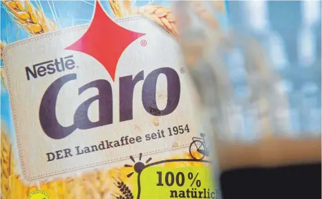  ?? FOTO: DPA ?? Ein Glas Caro-Kaffee vor der Verpackung. Der Ersatzkaff­ee ist immer weniger gefragt. Deswegen schließt das Caro-Kaffee-Werk in Ludwigsbur­g zum Jahresende. Die Produktion wird ins Ausland verlagert, aber in Deutschlan­d bleibt das Getränkt Kult.