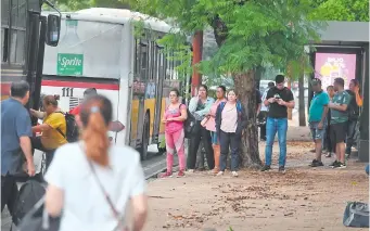  ?? ?? Pasajeros se aglomeran en las paradas, prueba de que los buses disminuyen su circulació­n.