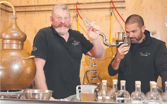  ?? Picture: PETER RISTEVSKI ?? SPIRITS HIGH: Whiskery owner Russ Watson and distillery manager Craig Michael.