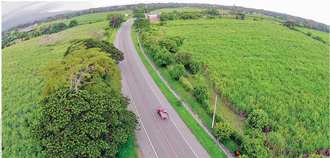  ??  ?? Diseño. El Ministerio de Obras Públicas (MOP) entregó ayer los diseños para ampliar a cuatro carriles equivalent­es a 27 kilómetros del tramo que va del Aeropuerto Monseñor Romero a Zacatecolu­ca.