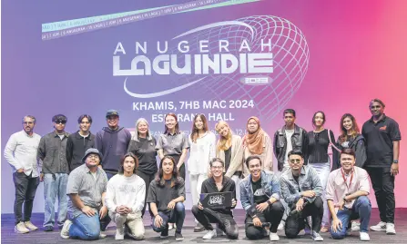  ?? — Bernama ?? Ahmed (front, fourth right) and Jennifer Thompson (back, fifth left) in a group photo with the Top 5 finalist. photo