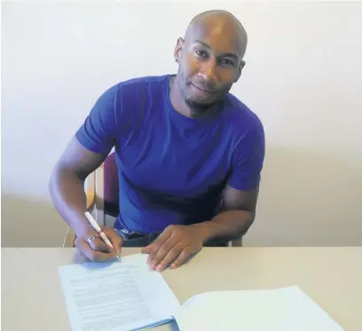  ??  ?? ●●Calvin Andrew signs an extension to his Dale contract, keeping him at the club until 2020