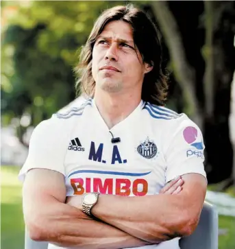  ?? FOTO: PATRICIA RAMÍREZ ?? Almeyda, atento, durante la charla con La Afición