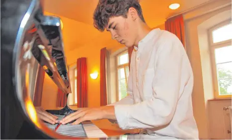  ?? FOTO: MARKUS LEHMANN ?? Matteo Weber in seinem Element: Der junge Pianist erhielt unter anderem im Juni den ersten Preis beim Bundeswett­bewerb Jugend Musiziert in Paderborn.