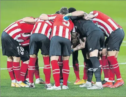  ?? FOTO: GETTY ?? Piña rojiblanca
Los leones hacen su típico grito de guerra antes del arranque del encuentro