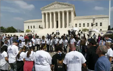  ?? JOSE LUIS MAGANA — THE ASSOCIATED PRESS ?? People say a prayer outside of the U.S. Supreme Court on Tuesday.