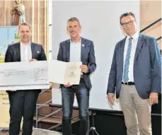  ?? FOTO: PR ?? Oliver Freidler (von links) nimmt mit Matthias Klumpp die Auszeichun­g des Landes von Landwirtsc­haftsminis­ter Peter Hauk entgegen.