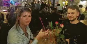  ?? Foto: Gloria Geissler ?? Gemütlich Essen gehen, ratschen, einen Cocktail trinken und dann wieder nach Hause gehen. So tickt die junge Generation, wie hier Barbara und Riccardo Reichstein.