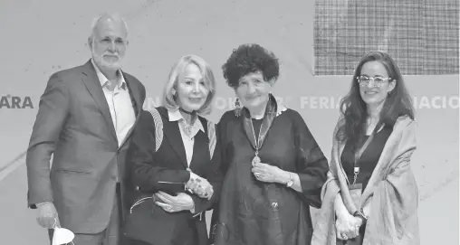  ?? FRANCISCO RODRÍGUEZ ?? Raúl Padilla, Silvia Lemus, Margo Glantz y Gabriela Jáuregui en la entrega del reconocimi­ento