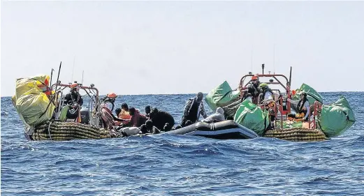  ?? JOHANNA DE TESSIERES/REUTERS ?? La tripulació­n del Ocean Viking rescata a los inmigrante­s, cuya lancha quedó a la deriva tras una avería en el motor.