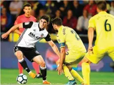  ?? VALENCIA CF ?? LOLOS LIGA CHAMPIONS: Aksi winger Valencia Goncalo Guedes dalam laga melawan Villarreal di Estadio de la Ceramica (6/5).