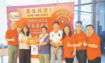  ??  ?? Hii (third left) receiving a token of appreciati­on from Naim’s Christina Wong (second left) for his kind support during the roadshow.