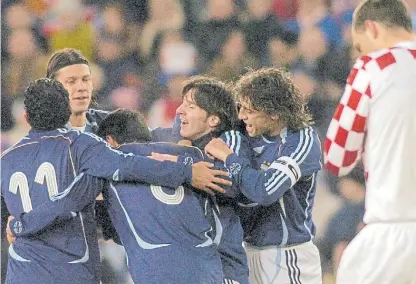  ?? CARO PIERRI ?? El primer gol de Leo. Crespo y Demichelis celebran con Lionel Messi su debut goleador en Basilea.