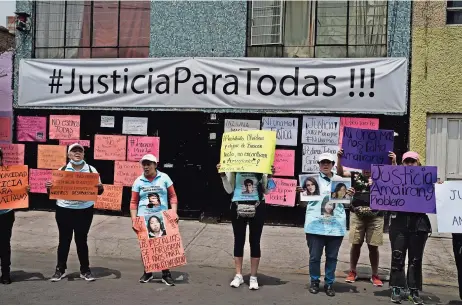  ?? ?? los mensajes que familiares y amigos de mujeres asesinadas pegaron a la entrada del edificio